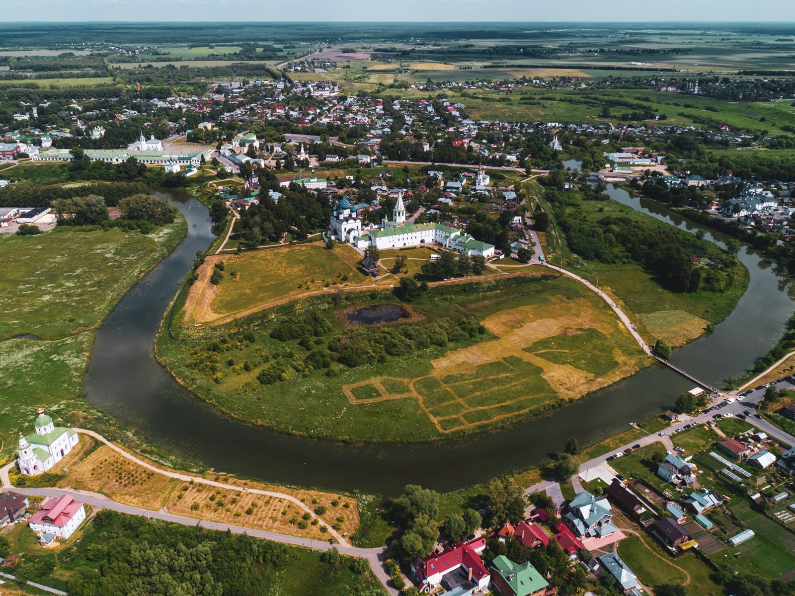 Огромный открытый концертный зал с панорамным видом