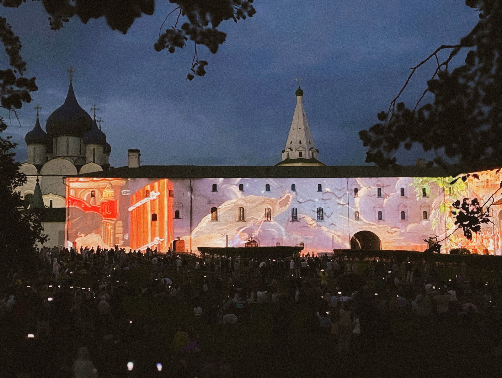 Каждый вечер стены Суздальского кремля будут превращаться в волшебное пространство