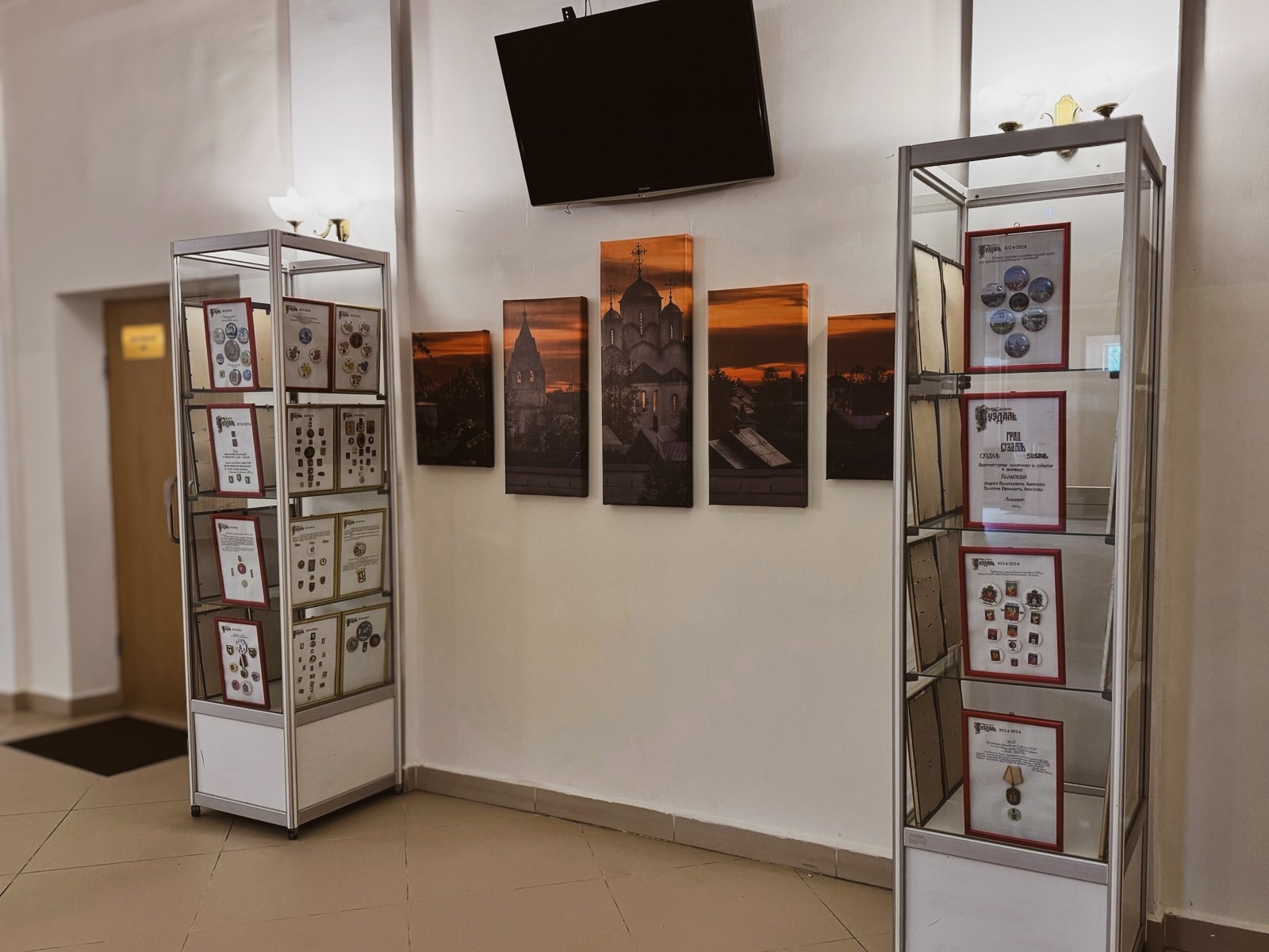 Мы рады пригласить вас на выставку «Град Суздаль. Архитектурные памятники и события в значках», приуроченную к 1000-летию Суздаля