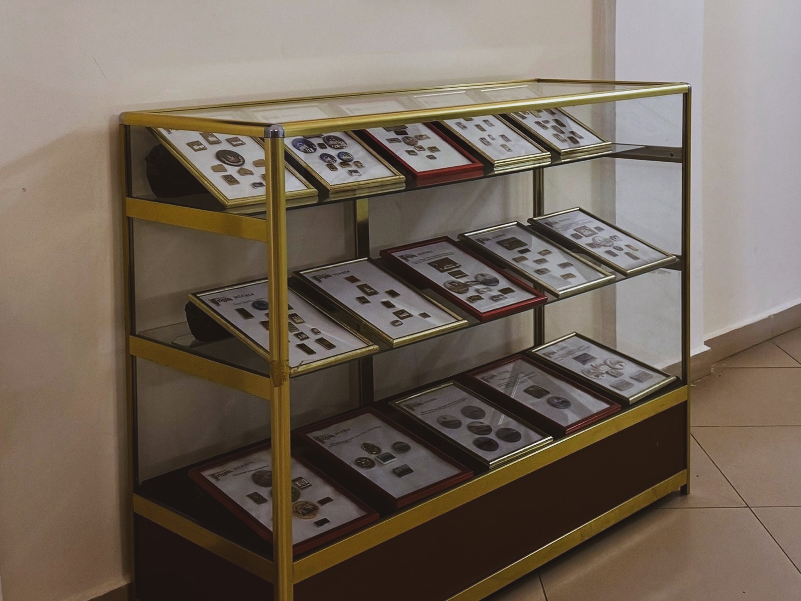 Мы рады пригласить вас на выставку «Град Суздаль. Архитектурные памятники и события в значках», приуроченную к 1000-летию Суздаля