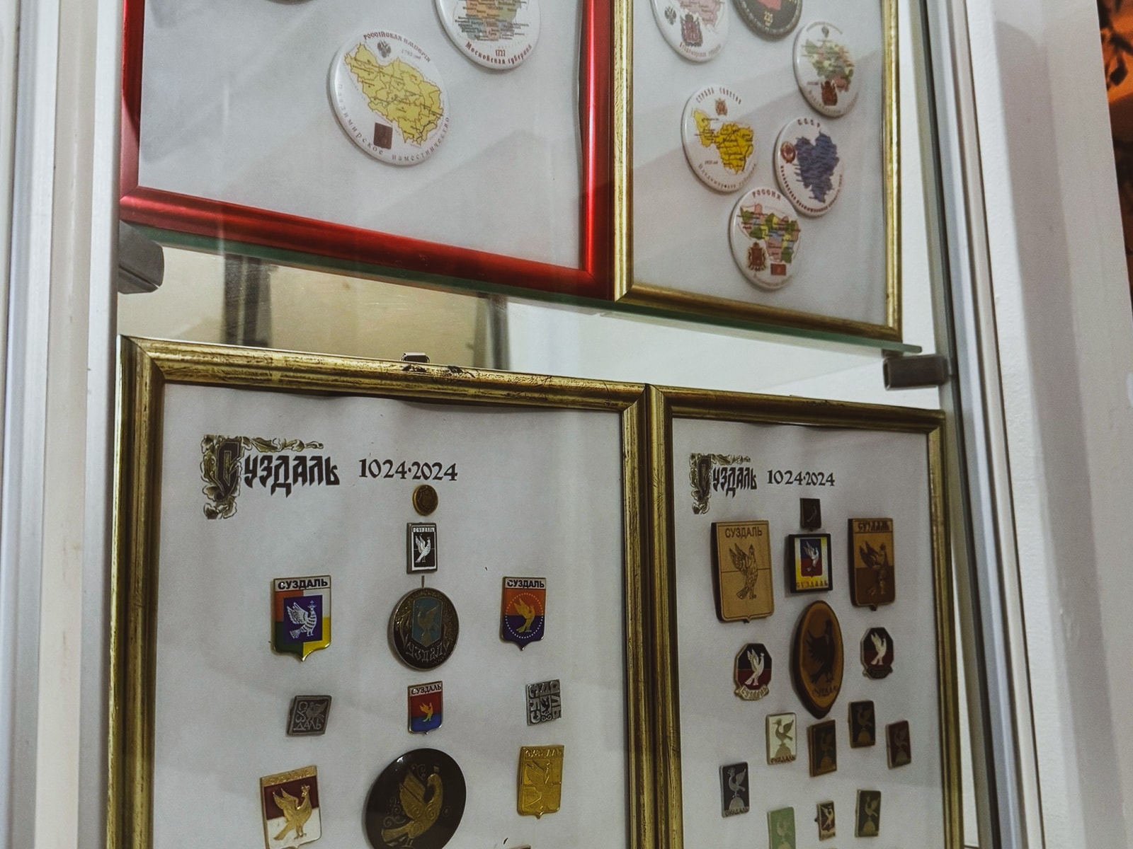 Мы рады пригласить вас на выставку «Град Суздаль. Архитектурные памятники и события в значках», приуроченную к 1000-летию Суздаля