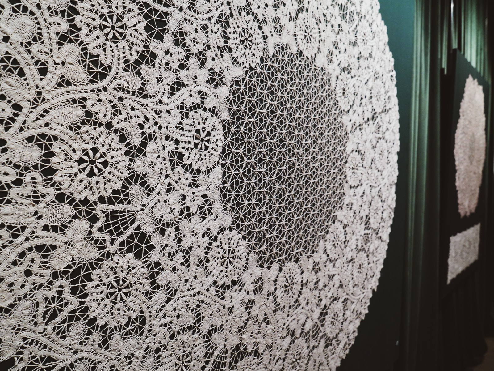 Стартовала выставка уникальных кружевных изделий из коллекции Вологодского государственного музея-заповедника