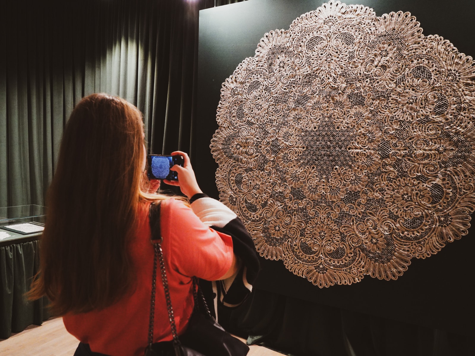 Стартовала выставка уникальных кружевных изделий из коллекции Вологодского государственного музея-заповедника