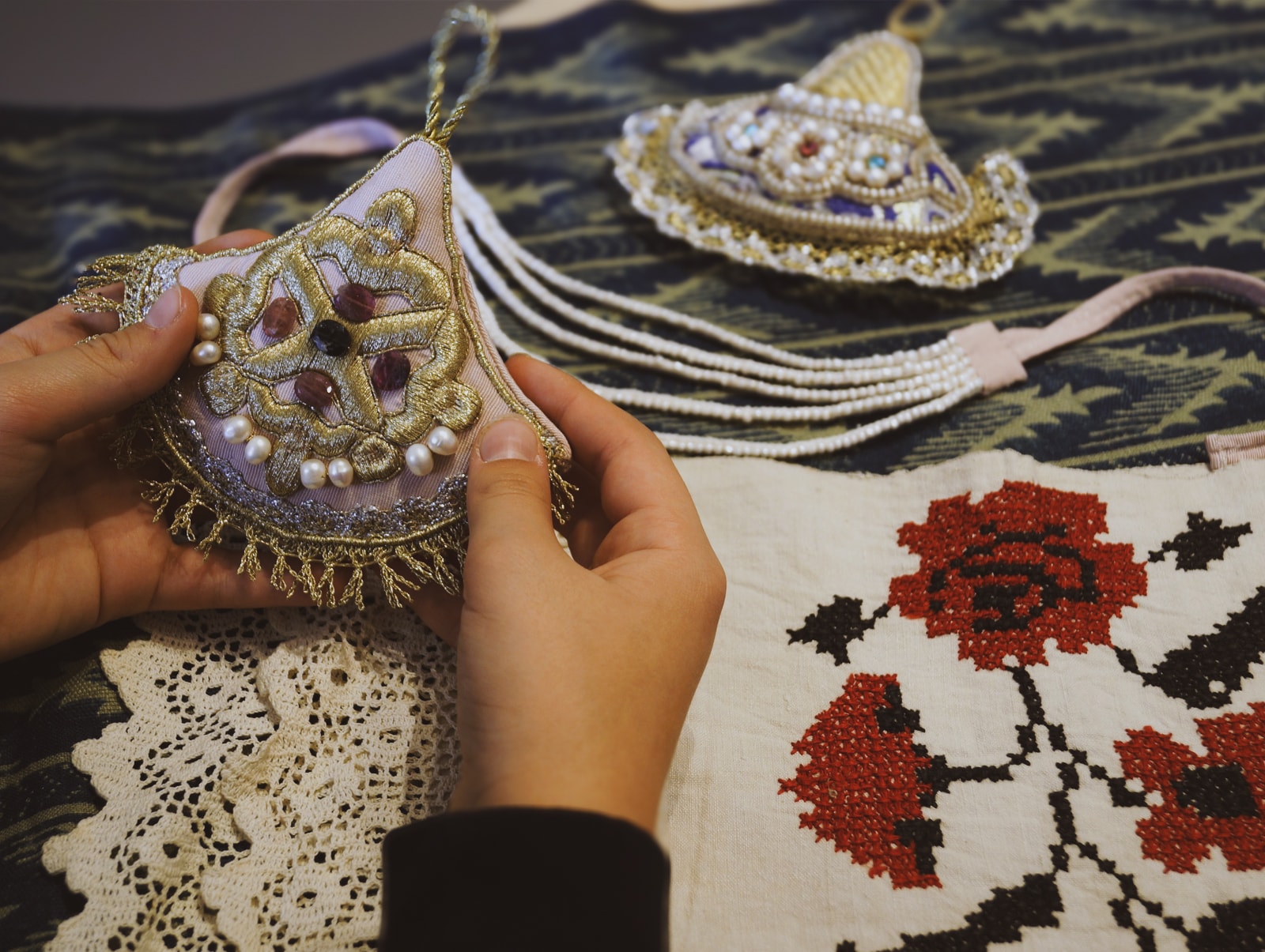 Мастер-классы по ткачеству, вышивке, кружевоплетению, а также кройке и шитью народного костюма