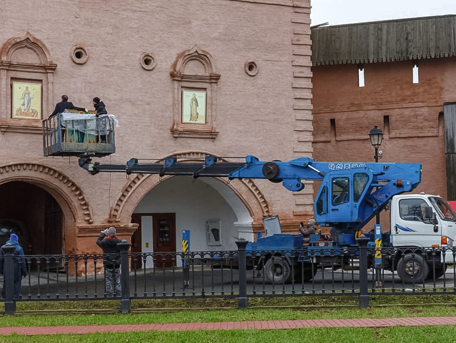 В Спасо-Евфимиевом монастыре установили новые иконы над вратами
