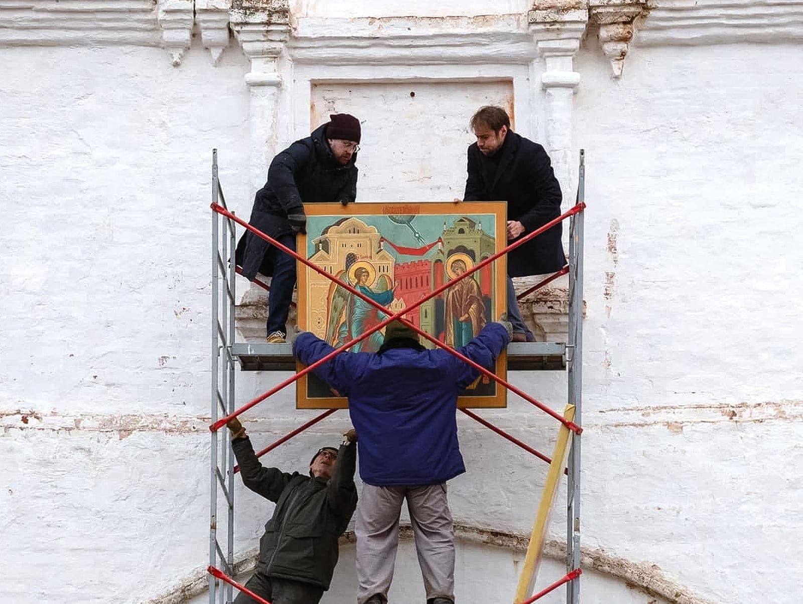 В Спасо-Евфимиевом монастыре установили новые иконы над вратами