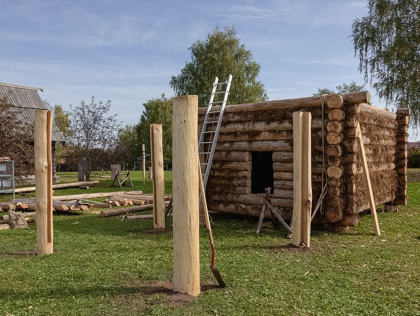 Воссоздание традиционной курной избы в Музее деревянного зодчества