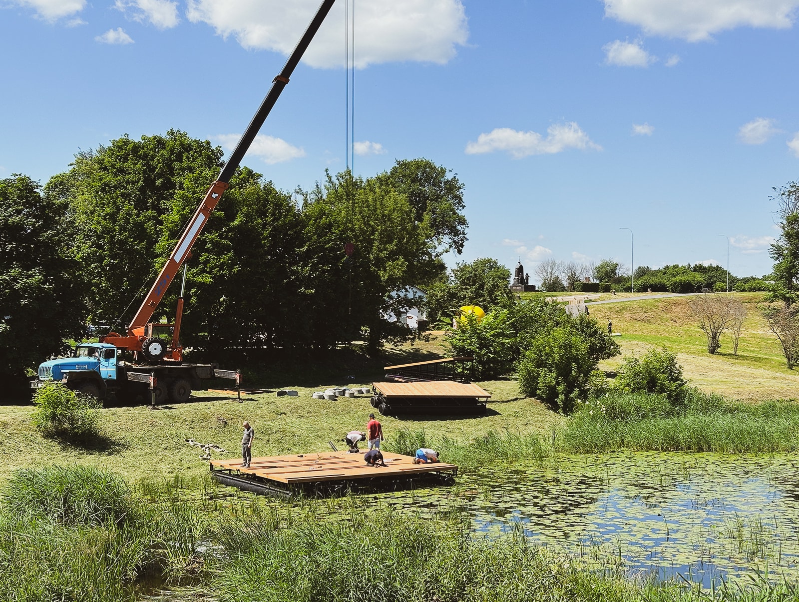 Подготовка к спектаклю «Мать София» на воде