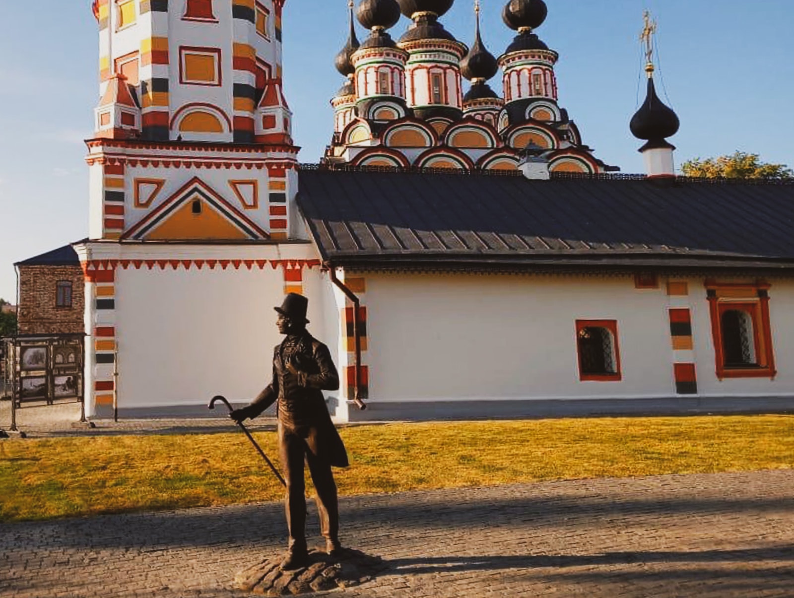 Установлен памятник Бальзаминову в Суздале