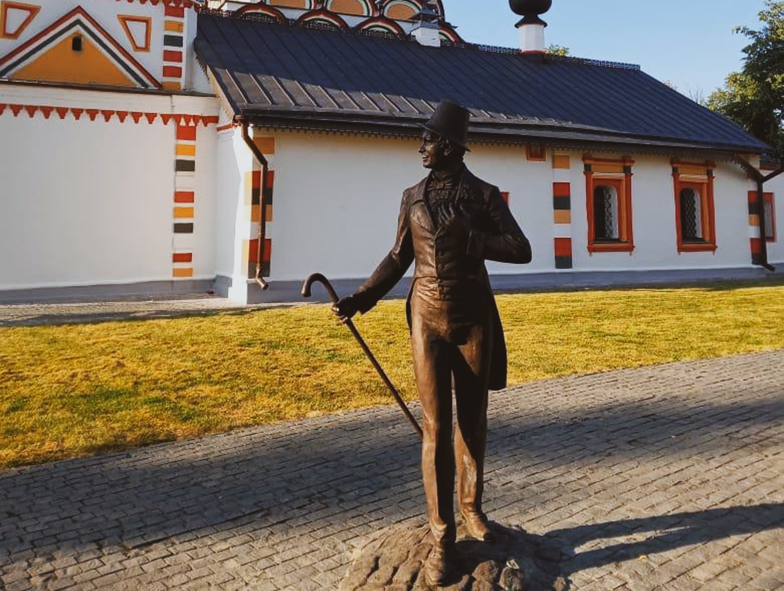 Памятник Бальзаминову в Суздале