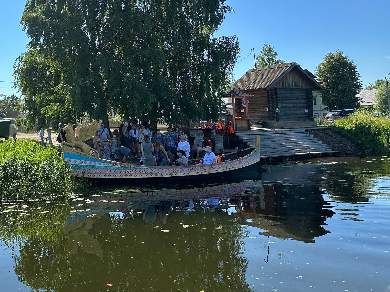 Расписная деревянная лодка с мотором - прокатиться с ветерком