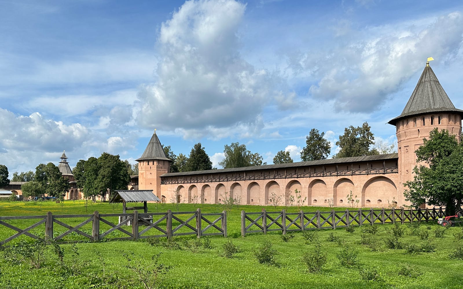 Стены Спасо-Ефимиева монастыря с двенадцатью башнями