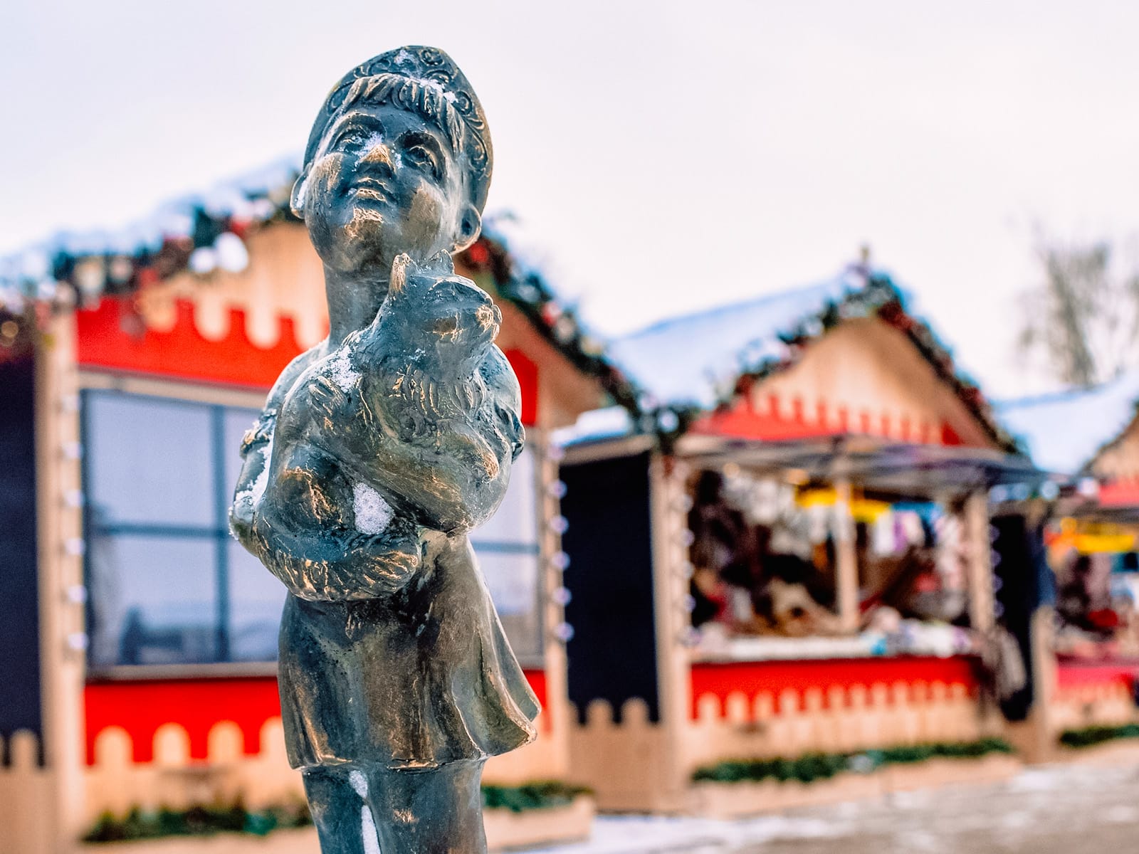 Фигурка &laquo;Девушка с кошкой (Настенька)&raquo; в Суздале