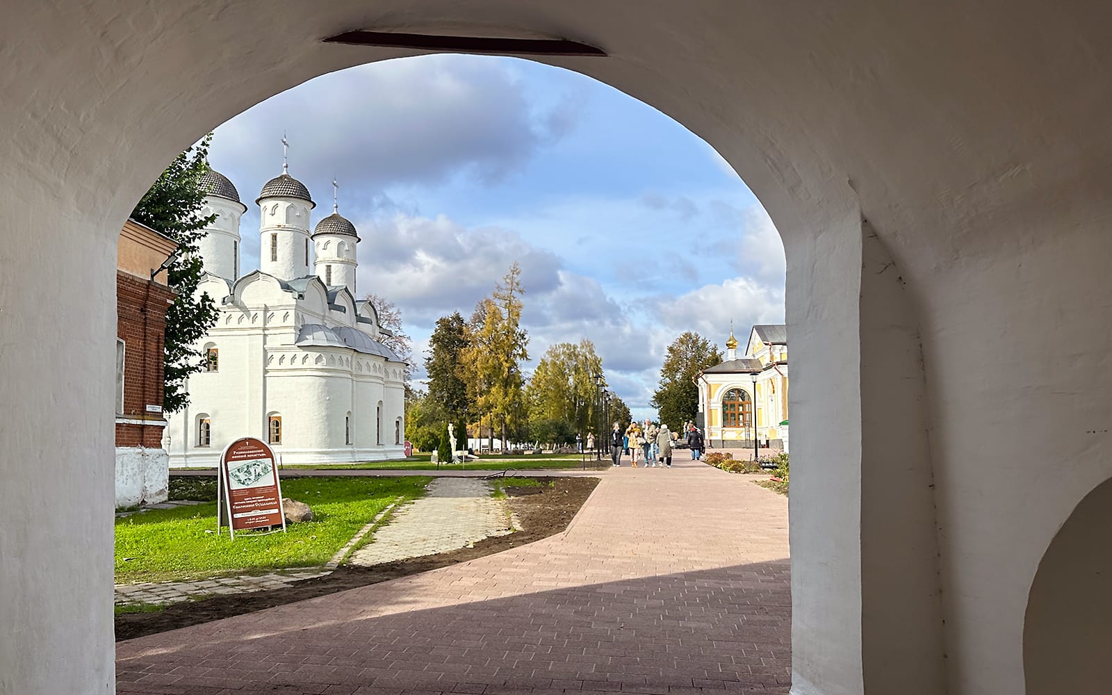 Вход в Ризоположенский монастырь в 2026