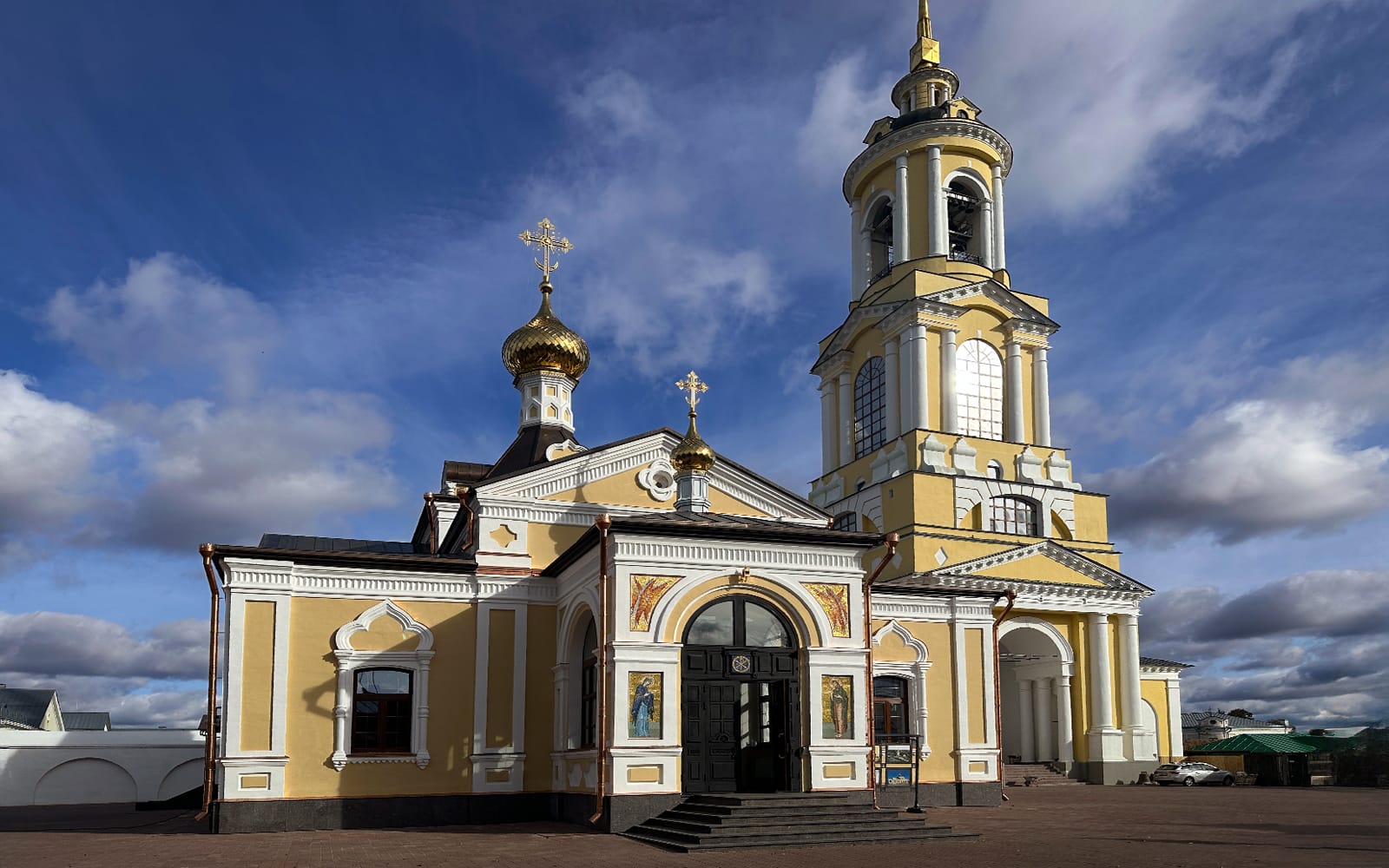 Востановленный Сретенский храм и Преподобенская колокольня